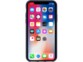 Iphone avec écran allumé revêtu d'une coque de protection bleue