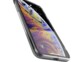 Mise en situation d'un iPhone allumé vue de biais du dessous avec étui de protection transparent