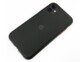 Mise en situation de la coque noire translucide et rouge avec bords surélevés sur l'arrière d'un iphone 11 Pro