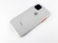 Mise en situation de la coque translucide et orange avec bords surélevés sur l'arrière d'un iphone 11 Pro