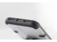 Gros plan sur les hauts-parleurs et le port Lightning d'un iPhone X avec coque anti-rayures