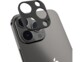 Mise en place du protège-objectif autocollant coloris noir en aluminium à l'arrière d'un iPhone de la même couleur
