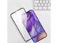 Vitre de protection intégrale en verre trempé posée sur l'écran d'un iPhone allumé à côté d'un clavier blanc