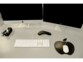 Bureau avec deux écrans Mac, rouleau de scotch, interphone, souris blanche filaire sur tapis en forme de logo Apple noir et clavier fin AZERTY LMP
