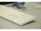 Vue de biais côté droit du clavier AZERTY KB-1243 LMP branché à un PC par câble USB à côté d'une agrafeuse bleue
