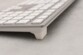 Plan rapproché sur les pieds de support amovibles du clavier filaire