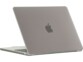 Mise en situation d'un MacBook semi-ouvert avec housse de protection gris anthracite en deux parties