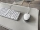 Mise en situation de la souris optique Novodio sur un tapis de souris XXL à côté d'un clavier filaire