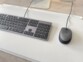Mise en situation de la souris optique Novodio sur un tapis de souris XXL à côté d'un clavier filaire
