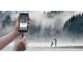 Insertion de la clé USB-C 2 en 1 Sandisk dans le port d'un smartphone affichant un message d'erreur lié à l'espace de stockage pendant qu'il immortalise un chien et son maître jouant dans la brume d'une forêt
