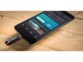 Clé de stockage Sandisk coloris noir branchée au port USB-C d'un smartphone Android