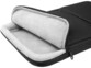 Vue de l'intérieur en rembourrage doux coloris gris clair de la malette de protection en textile Tomtoc Defender A42 pour Pc portable jusqu'à 16"