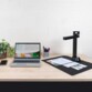Scanner IRIScan Desk en situation sur bureau en bois avec PC portable HP et plante verte