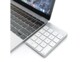 Mise en place du pavé numérique bluetooth à côté d'un MacBook ouvert à l'écran allumé