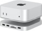 Vue de face de biais côté droit sur le dock en aluminium gris avec Mac posé dessus, avec 3 ports USB-A, lecteur de carte SD et lecteur de carte Micro SD sur l'avant de la station