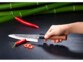 Couteau Santoku en train de couper les aliments rapidement et proprement, sans les écraser