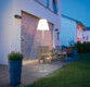 lampe solaire LED design sur une terrasse