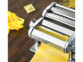 Réalisation d'une pâte à lasagne à l'aide d'une machine à main