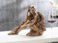 Statuette décorative en résine aspect bronze - Femme assise avec feuilles
