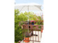 Support de parasol universel en métal avec pince à étau mise en situation sur un balcon