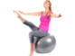 jeune femme gymnaste fait du yoga sur ballon de gym