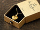 Pendentif remplit d'or pur 23 carats dans son coffret cadeau couleur or sur matelas de mousse noire