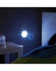 Utilisation de la veilleuse LED dans une chambre à coucher, éclairant la pièce d'une lumière blanc brillant dans l'obscurité