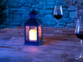 lanterne bougie led posée sur une table de repas éxtérieure 