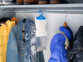 3 absorbeurs d'humidité à suspendre mis en situation dans un placard