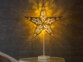 Décoration lampe lumineuse étoile à LED pour Noêl et fêtes de fin d'année posée sur une table basse