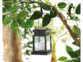 Lampe d'extérieur design asiatique suspendue à une branche d'arbre par le biais de son anse et de sa pince de fixation