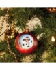 Boule de Noël au motif de bonhomme de neige sur fond de ciel étoilé accrochée à un sapin de Noël via sa cordelette dorée
