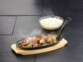 Plat en fonte compact mis en situation