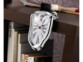 Horloge design disposée sur le coin d'un meuble de salon