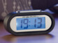 Horloge et réveil 2 en 1 avec écran LCD rétroéclairé en bleu avec affichage de l'heure 19:13