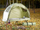 Tente surélevée avec lit de camp, sac de couchage et matelas (Reconditionné)