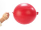 Ballon de baudruche rose frappé poing fermé par une personne