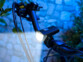 La lampe LED Pearl 3 W pour vélo qui illumine dans la pénombre.