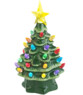 Sapin de Noël Infactory en céramique verte isolé sur fond blanc en studio