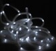 Guirlande lumineuse LED en tube flexible transparent enchevêtrée sur surface sombre