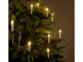Un sapin de Noël décoré avec les bougies à LED dorées XMS-35.r de Lunartec.