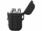 Briquet électronique à double arc avec étui protecteur intégré et arc plasma violet visible sur fond blanc