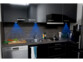 Une cuisine éclairée par la lumière bleue des spots à LED Lunartec ULA-100.