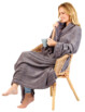 jeune femme blonde avec plaid en microfibre gris sur fauteuil