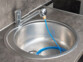 Évier gris avec nettoyeur haute pression raccordé au robinet