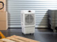 Rafraîchisseur/humidificateur d'air LW-620 avec fonction ioniseur 26 L/100 W. Mise en situation dans un salon