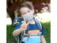 Jeune garçon portant le masque de protection respiratoire Newgen Medicals et faisant le signe de la victoire avec les doigts