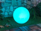 Boule lumineuse solaire de 30 cm avec éclairage blue turquoise.