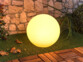 Boule lumineuse solaire de 30 cm avec éclairage jaune.