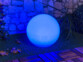 Boule lumineuse solaire de 30 cm avec éclairage bleu foncé.